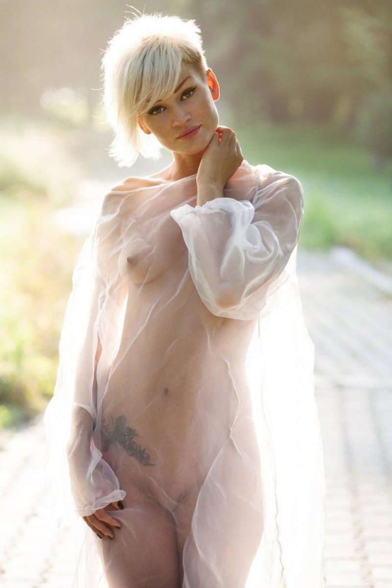 Голые девки в прозрачных платьях