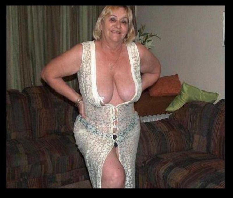 Бабушки в эротических костюмах
