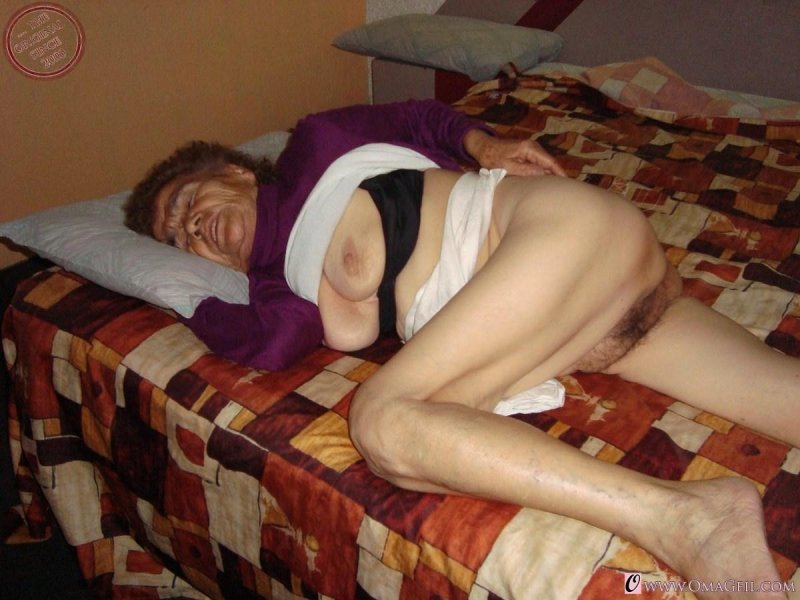 Пожилая женщина спит без трусов