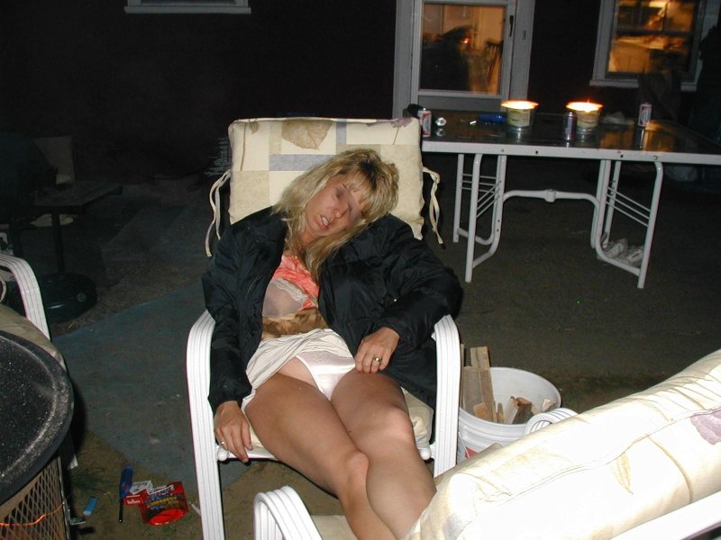 Пьяная зрелая в трусах