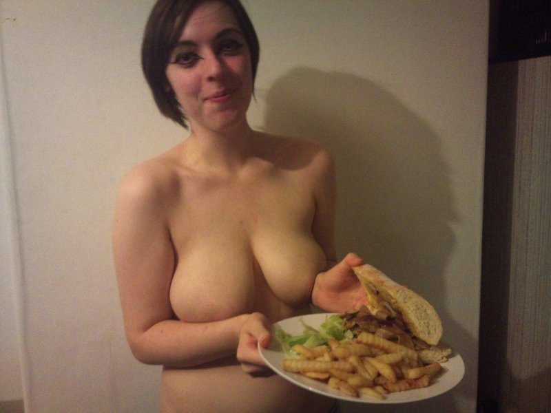 Голая завтракает