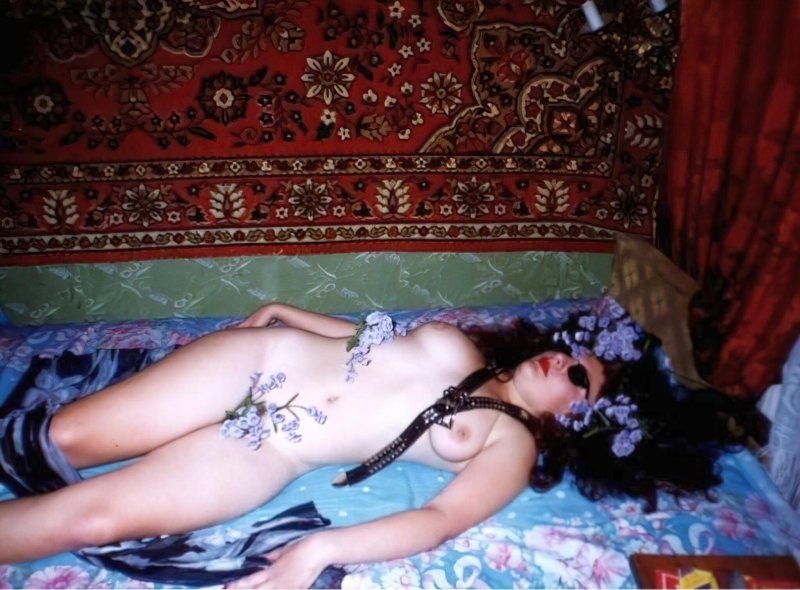 Девушка ню на фоне ковра