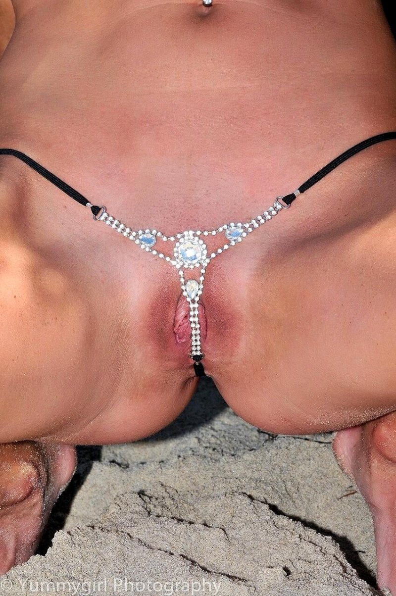 Клитор в микро стрингах