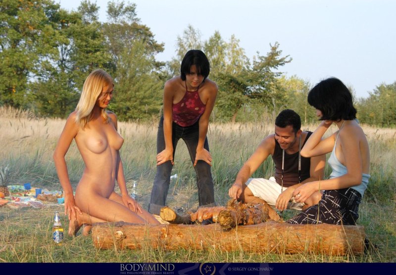 Девушка голышом на пикнике