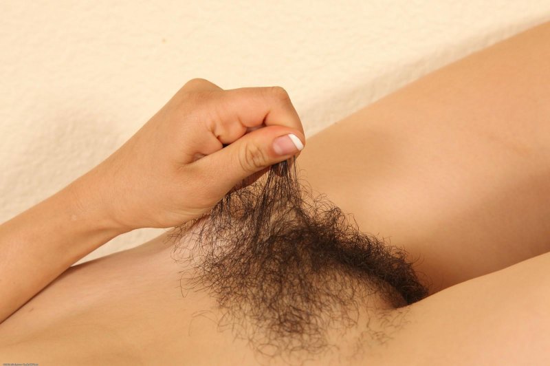 Девушка ласкает волосатый лобок
