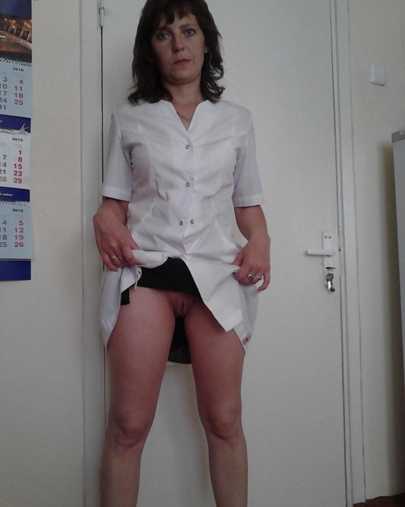 Зрелая медсестра без трусиков
