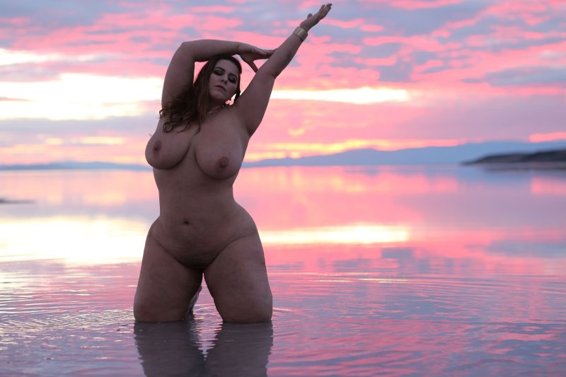 Модель плюс сайз Лондон Эндрюс