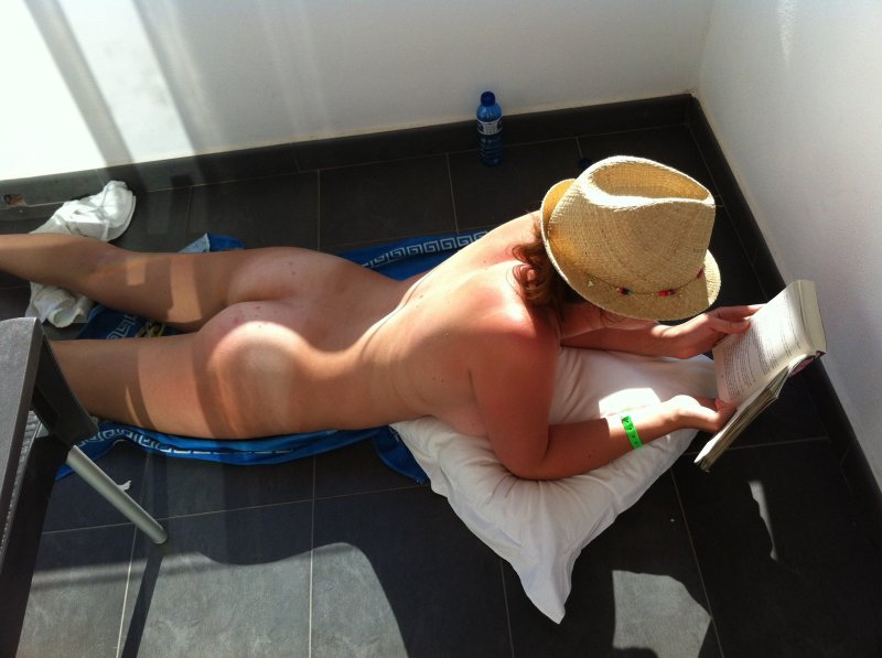 Голая жена загорает на балконе