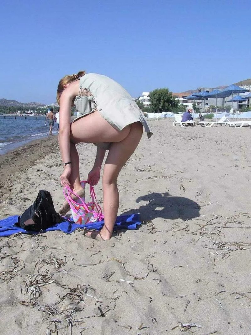 Переодевает трусики на пляже частное