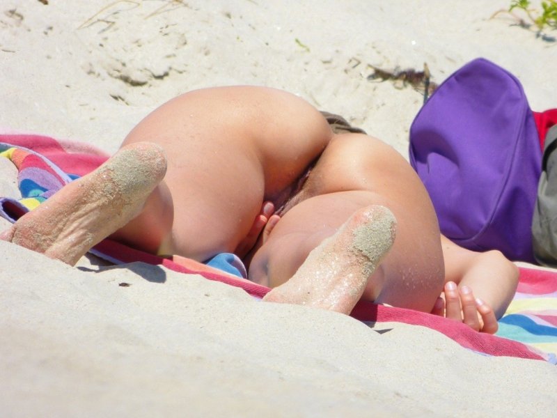 Засветила промежность на пляже