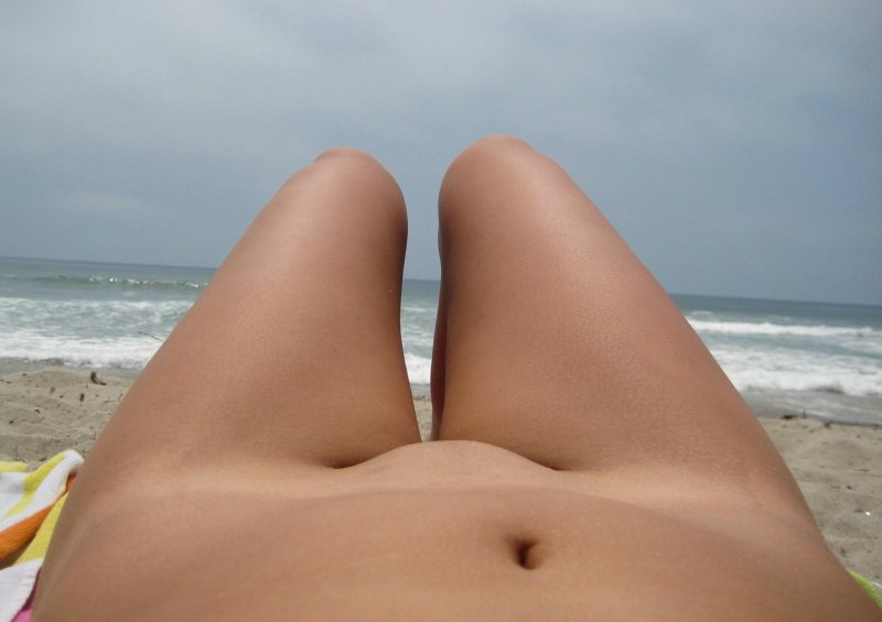 Красивые лобки в трусиках на пляже