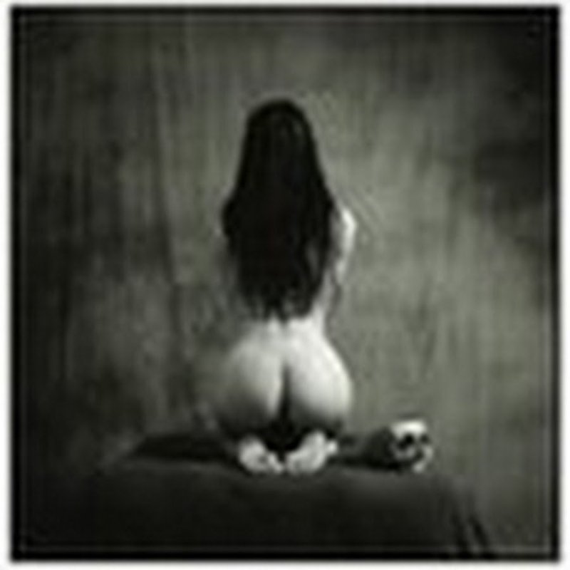 Голая женщина сидит спиной