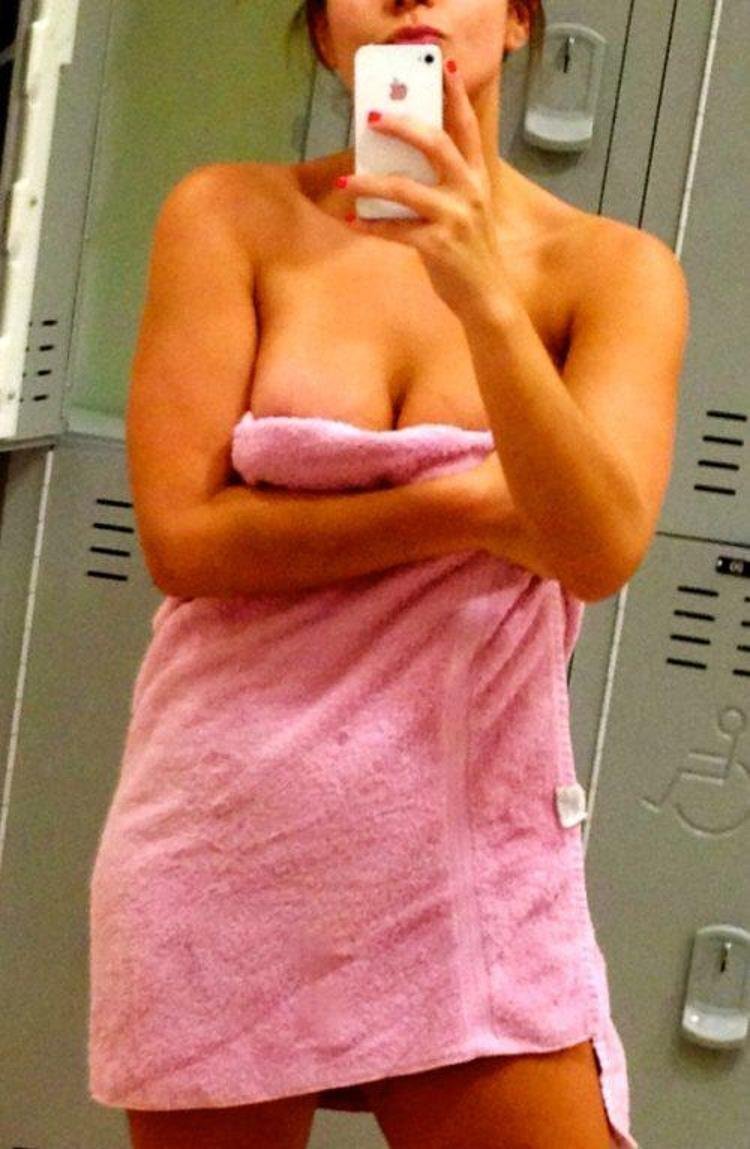 Девушка в полотенце