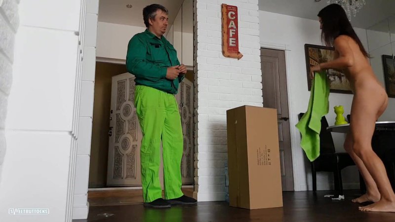 Обнажилась перед курьером