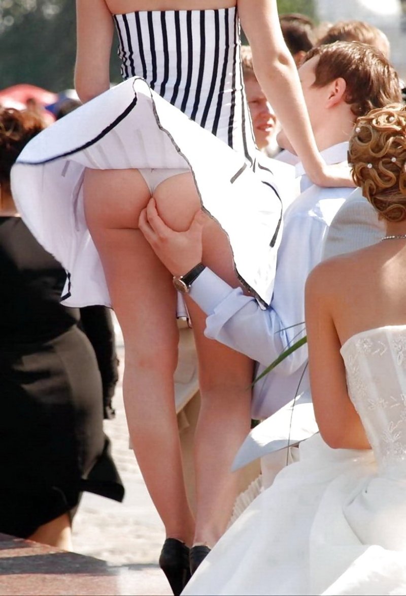 Под подолом платья