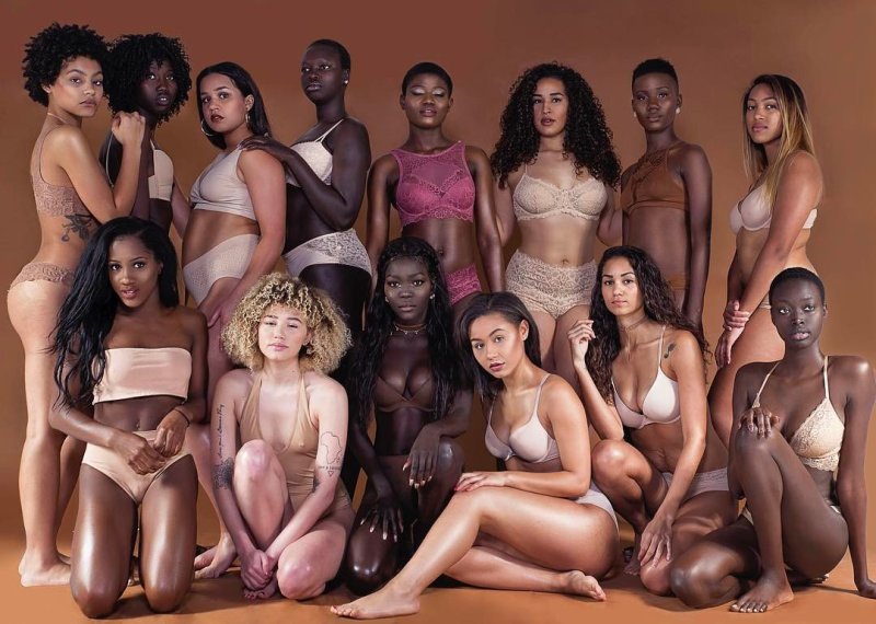 Много чернокожих девушек