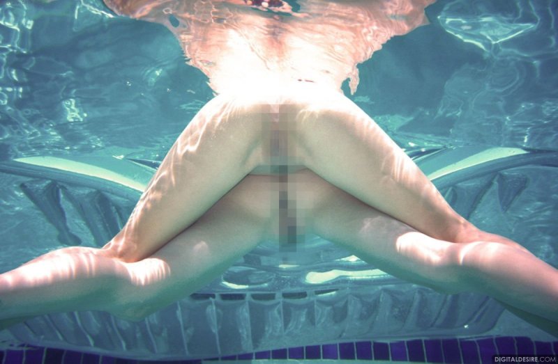 Купаться бассейн девушка без трусов