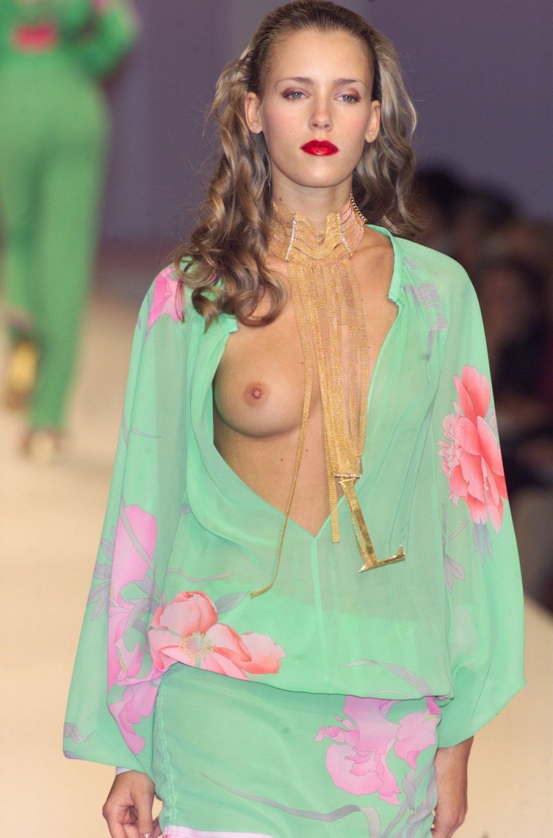 Засветилась грудь на показе