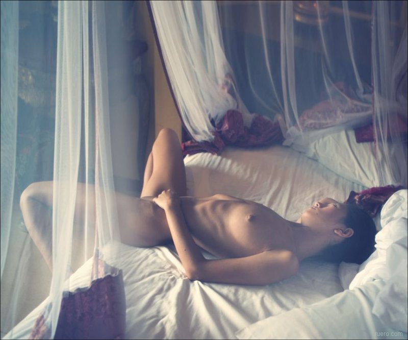 Нежные девушки в постели ню