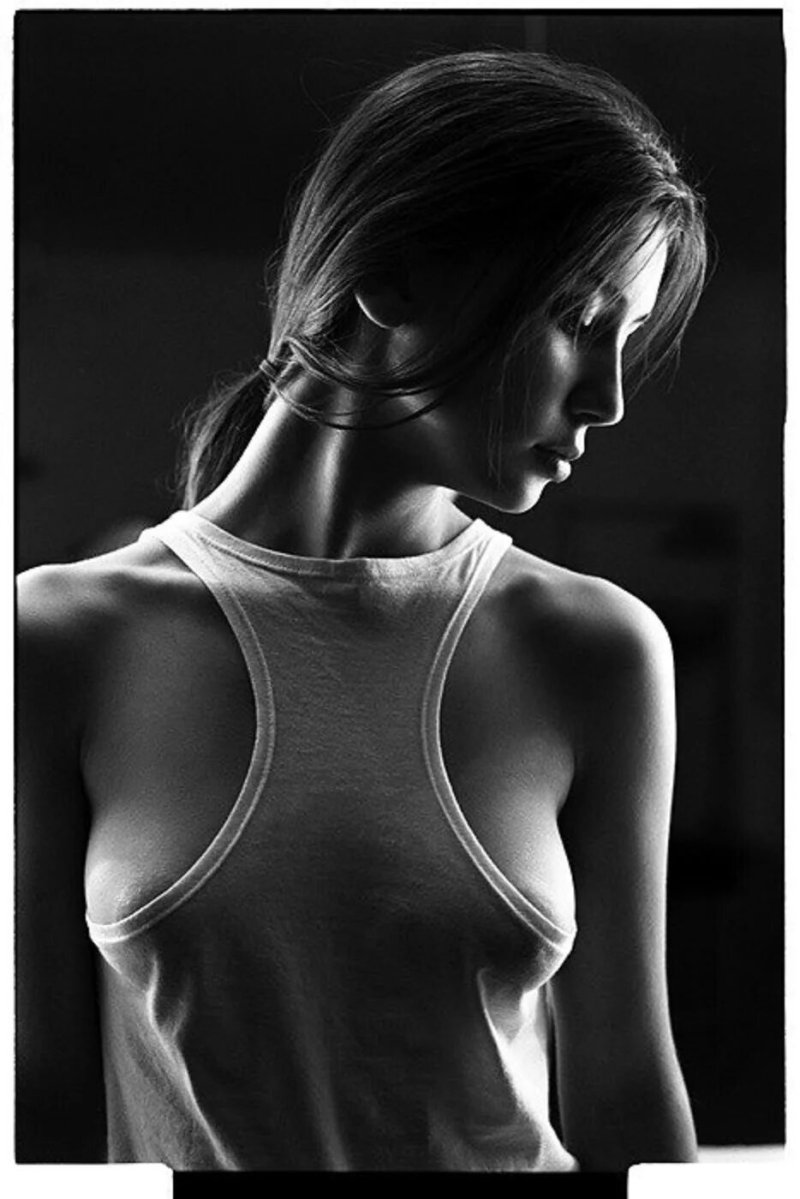 Девушки в эротичных майках