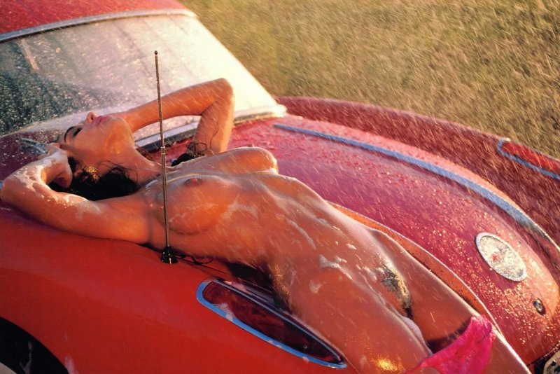 Голые женщины в автомобиле