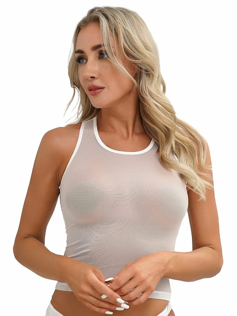 Девушки в прозрачных футболках