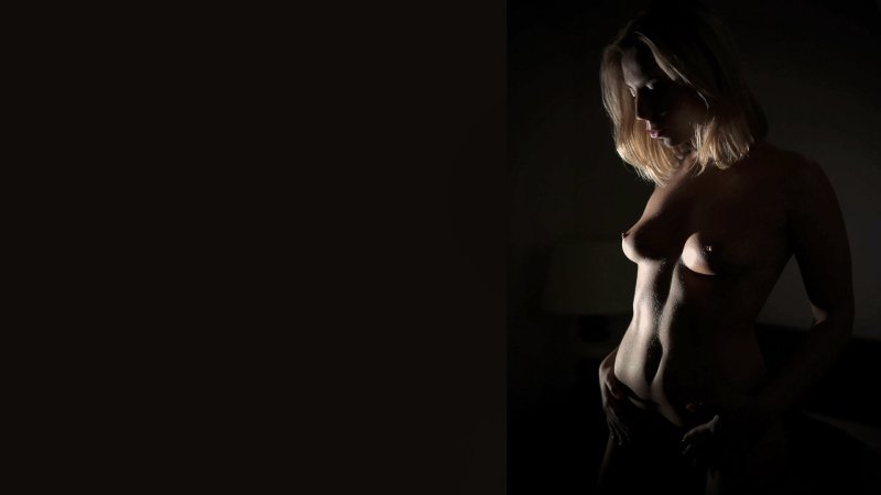 Голые дамы на темном фоне