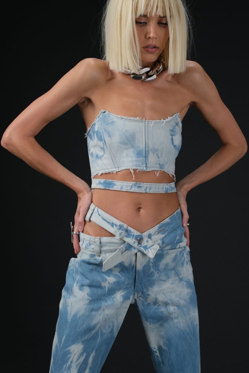 Джинсы со шнуровкой сзади