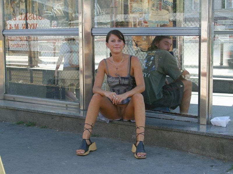 Без трусиков в общественном месте