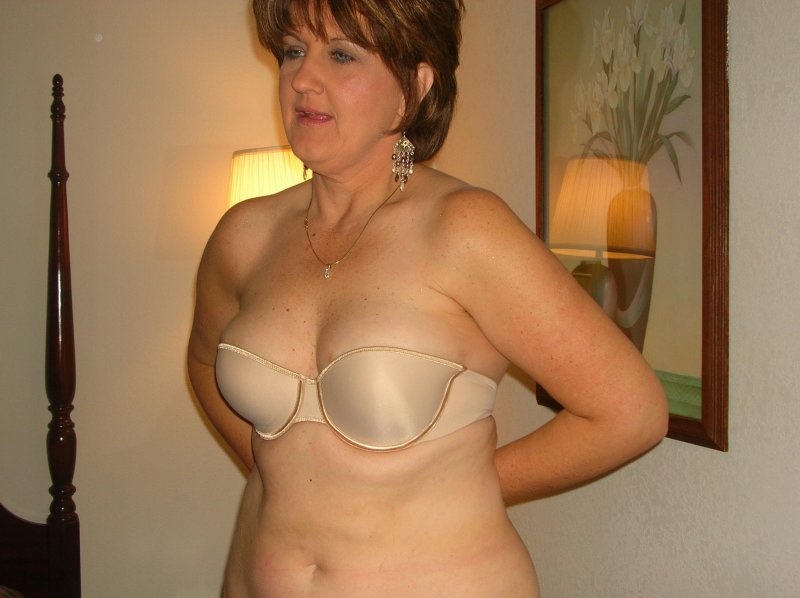 Пожилые тетки в лифчиках