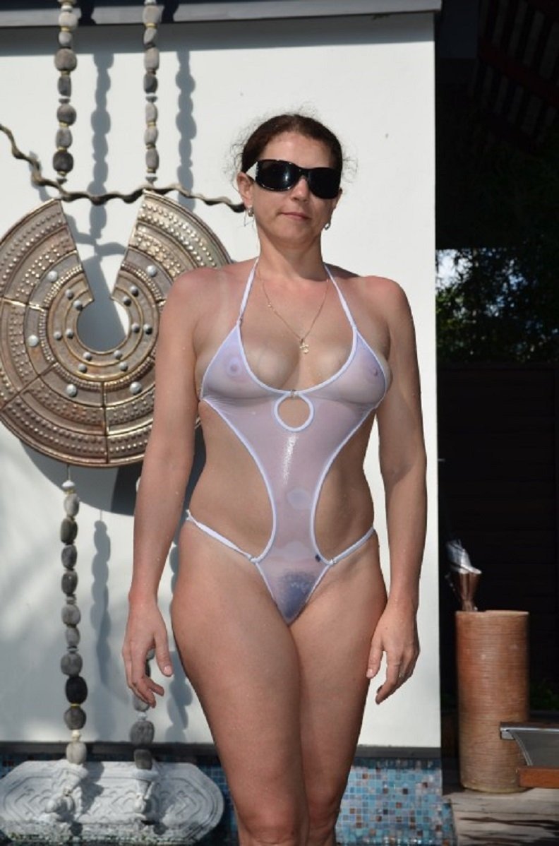 Зрелая в прозрачном купальнике