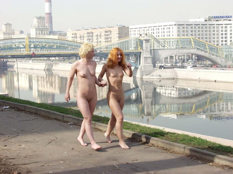 Голые женщины на улицах Москвы