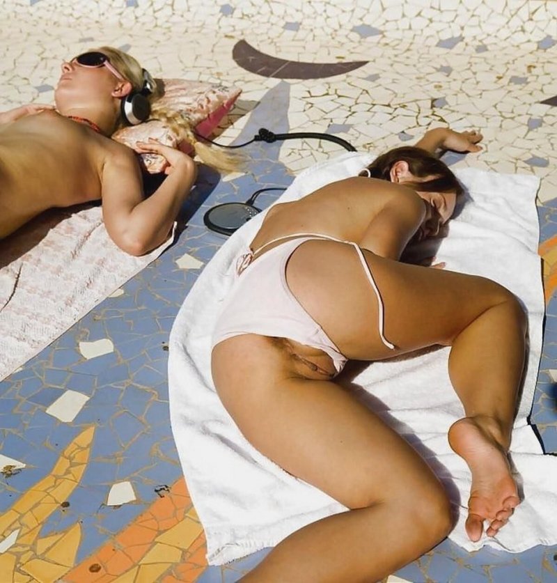 Женщины в прозрачных трусиках на пляже