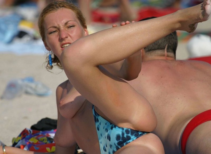 Случайно засветила на пляже