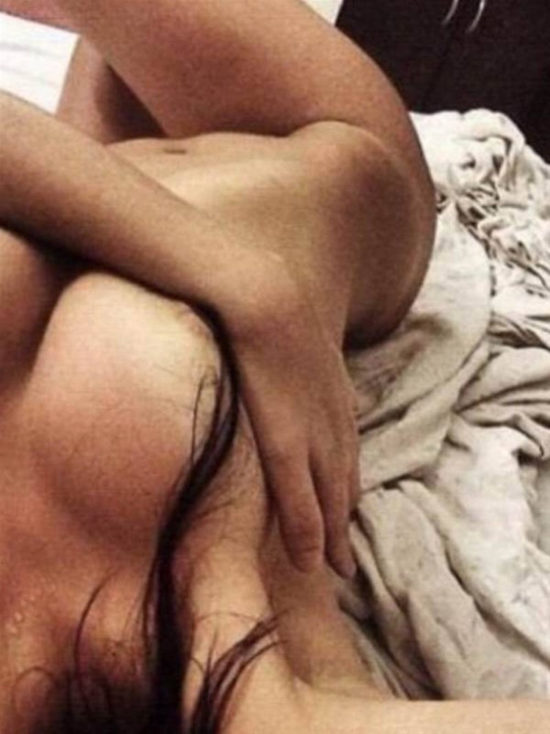 Эротические селфи девушек на кровати