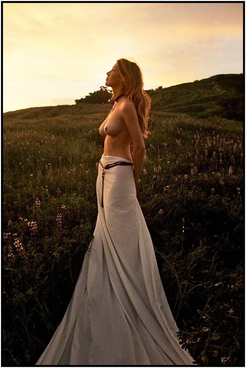 Девушки в длинных юбках топлесс