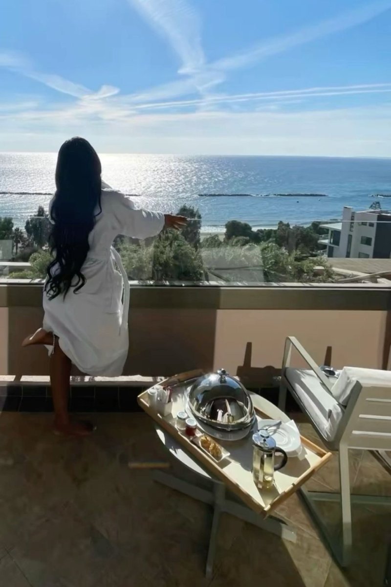 Голые пышки в разных позах