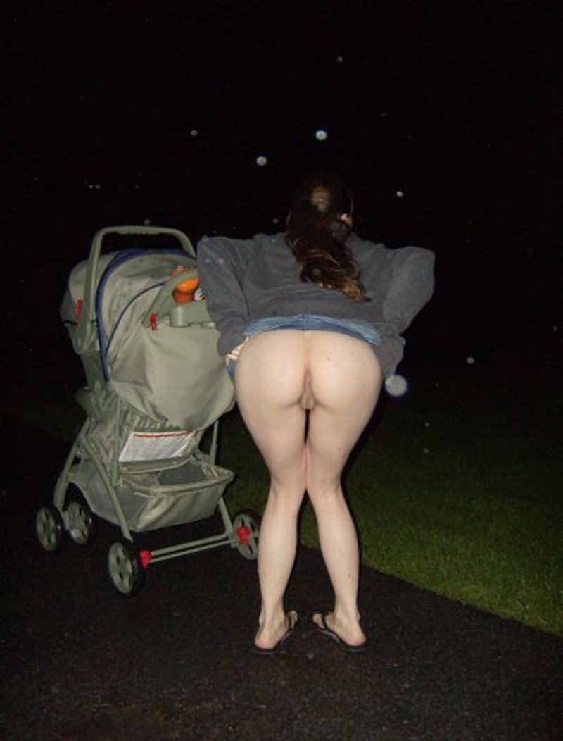 Молодая мамочка без трусов