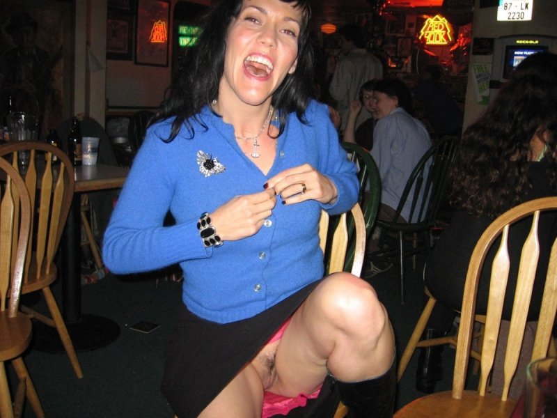 Женщины без трусов под юбкой