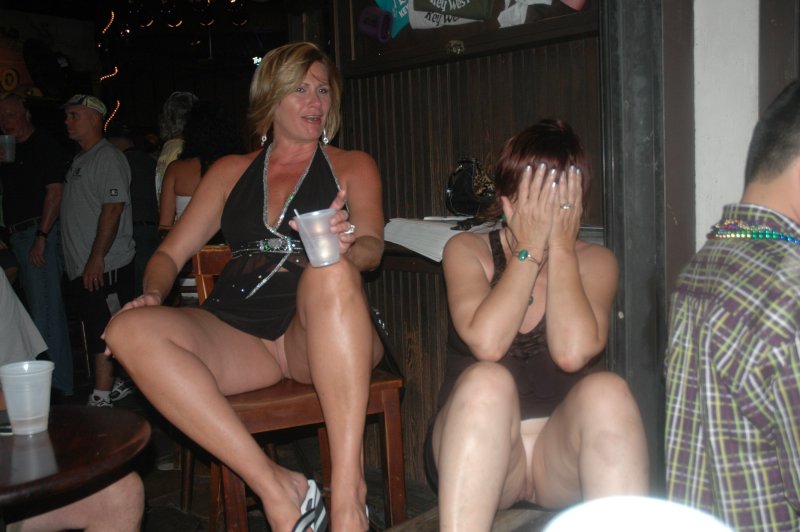 Жены без трусиков на вечеринках