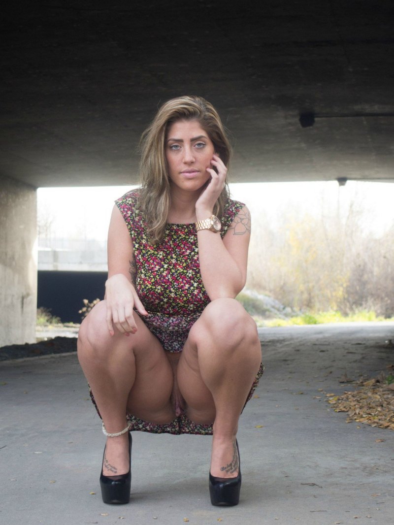 Женщина нв карачках без трусов