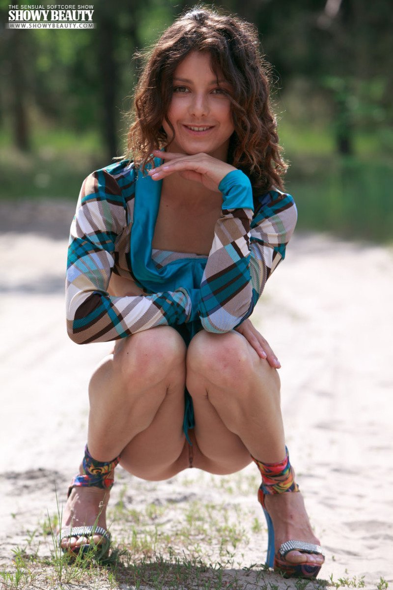 Девушки на корточках без трусиков