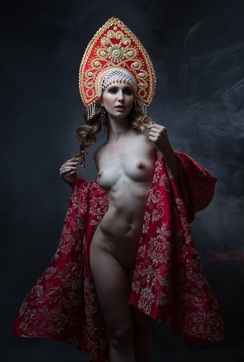 Голые красавицы в кокошниках