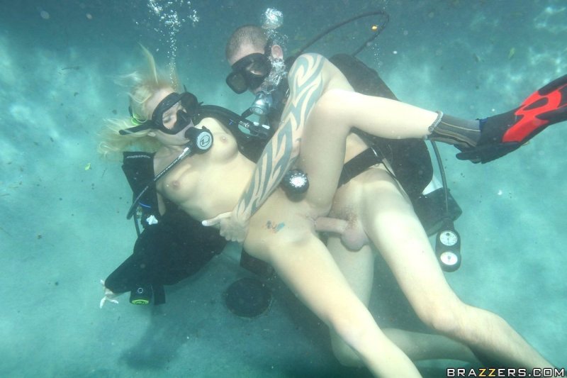 Nikky Thorne под водой с аквалангом Porn