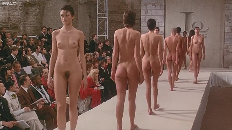 Голые женщины ходят по подиуму