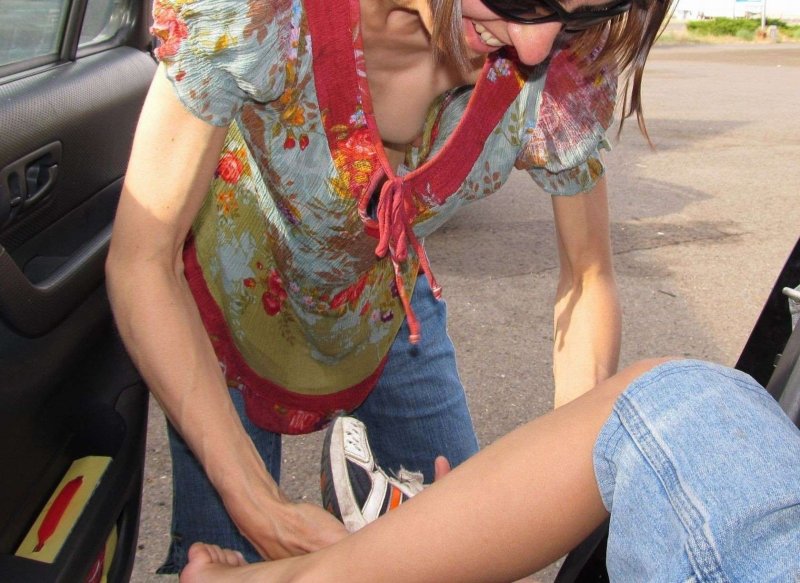 Наклонилась и засветила грудь