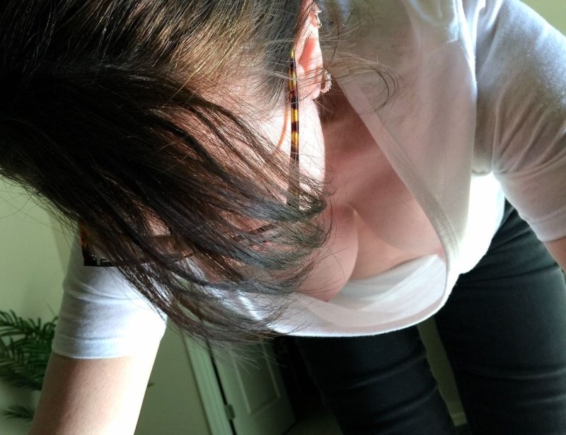 Упругая грудь под блузкой