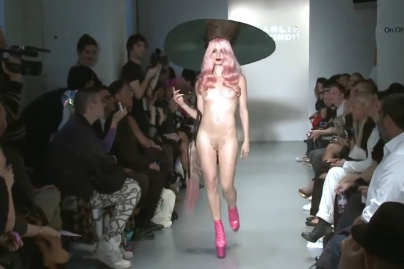 Голые фотомодели на подиуме