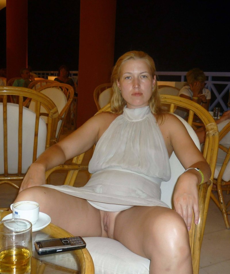 Жена без трусиков в кафе