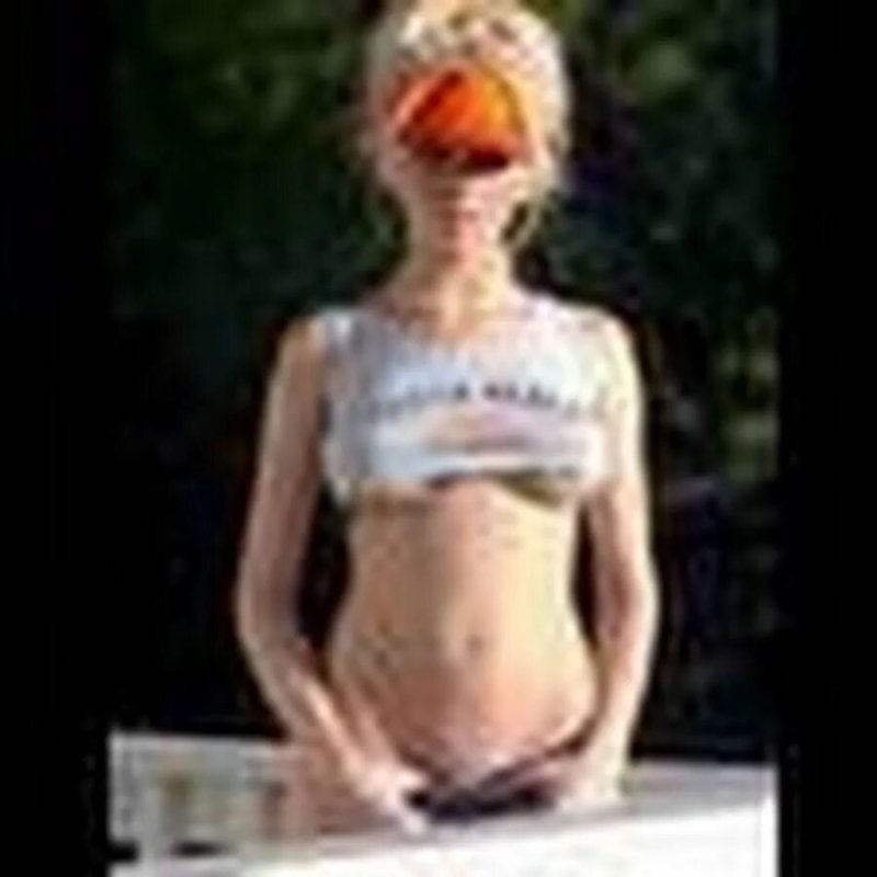 Девушки в коротких майках